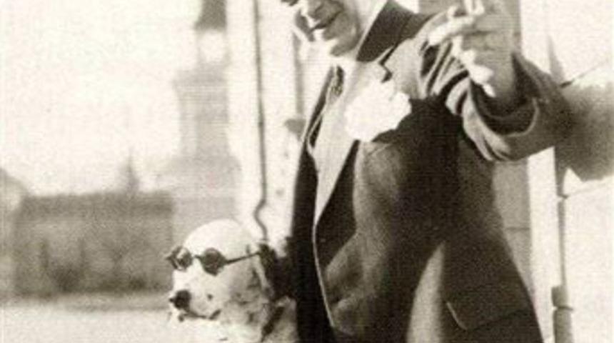 Naziler bu k&ouml;peğe fena takmış