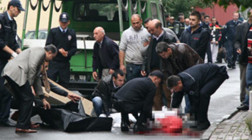 &Ouml;nce boğazını kesti, sonra camdan atladı!