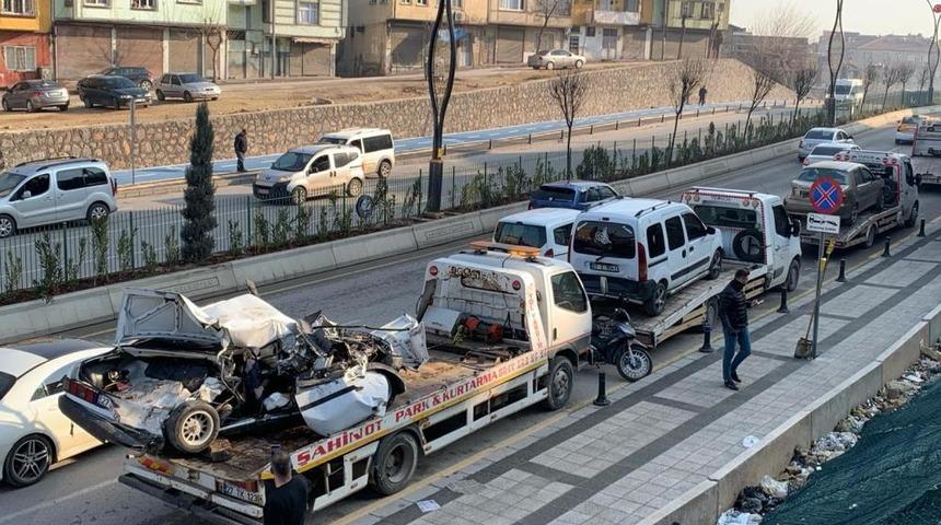 Freni patlayan çekici ortalığı savaş alanına çevirdi! 2'si ağır 6 yaralı