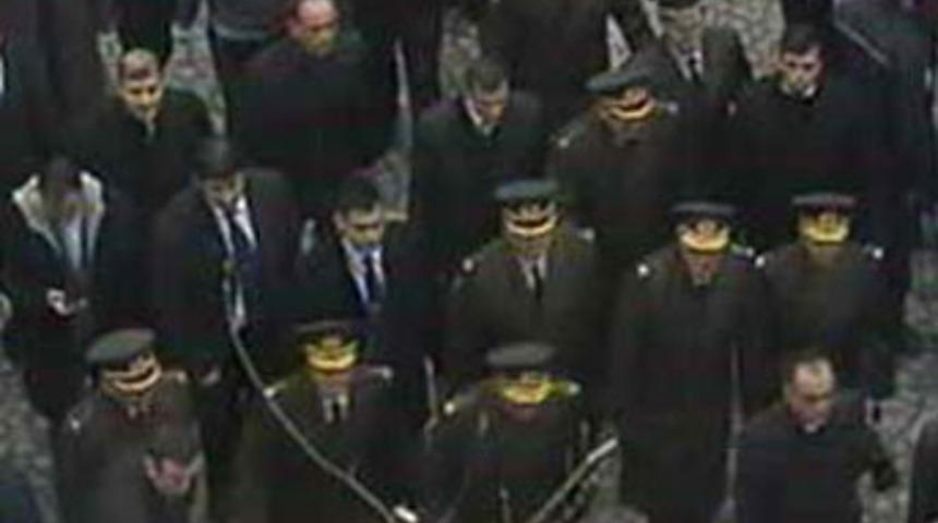 Cenazeye katılan askerlerin zor anları