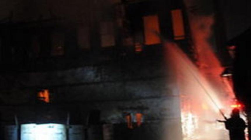 Tarihi bir konak daha k&uuml;l oldu