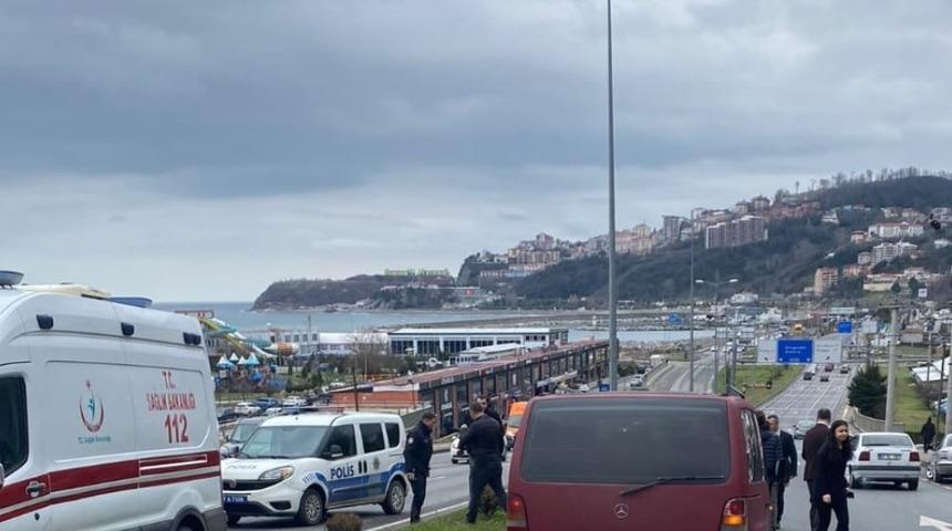 Yolun karşısına geçmek isteyen kadınlara araç çarptı