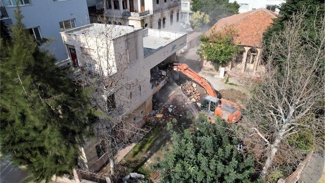 Bahçedeki kaçak yapı yıkılıyor:100 yıllık okul, tekrar eğitime kazandırılacak
