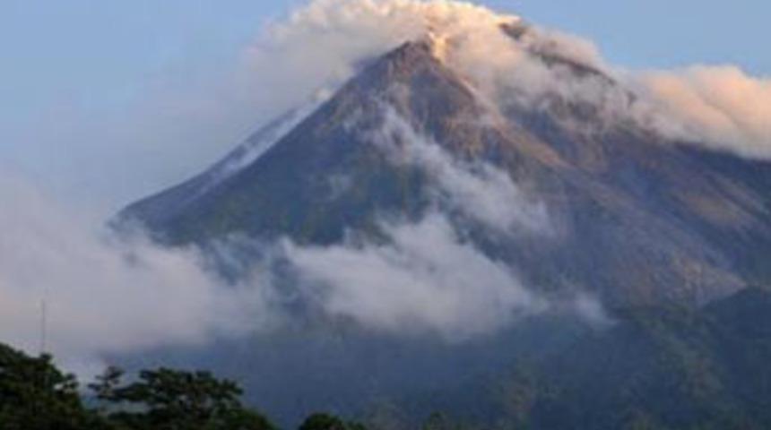 Deprem yanardağı patlattı