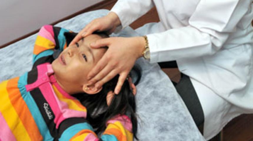 Parmak kız 10 bin yıllık yöntemle şifa buldu