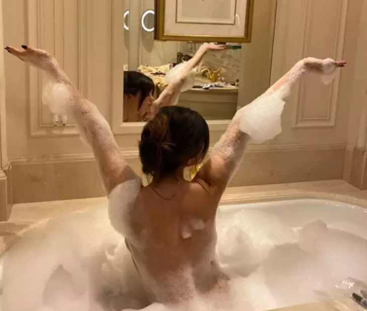 Selena Gomez'den iddialı poz! Lüks bir otelde köpük banyosu yaptığı anları paylaştı G3