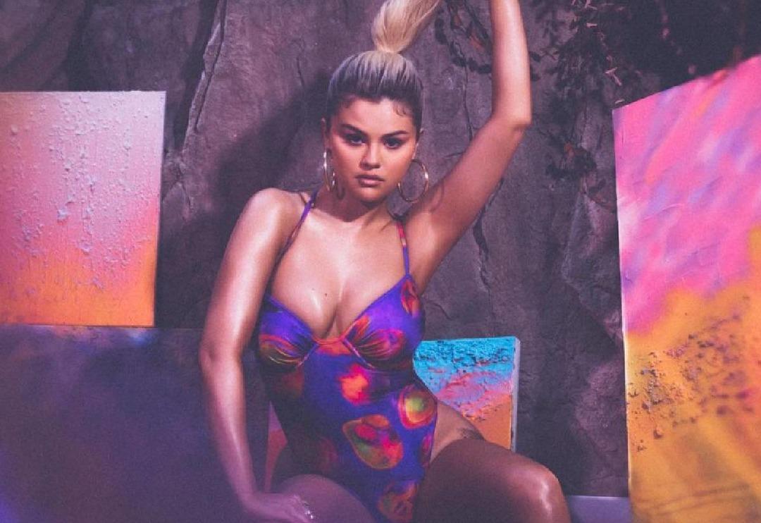 Selena Gomez'den iddialı poz! L&uuml;ks bir otelde k&ouml;p&uuml;k banyosu yaptığı anları paylaştı