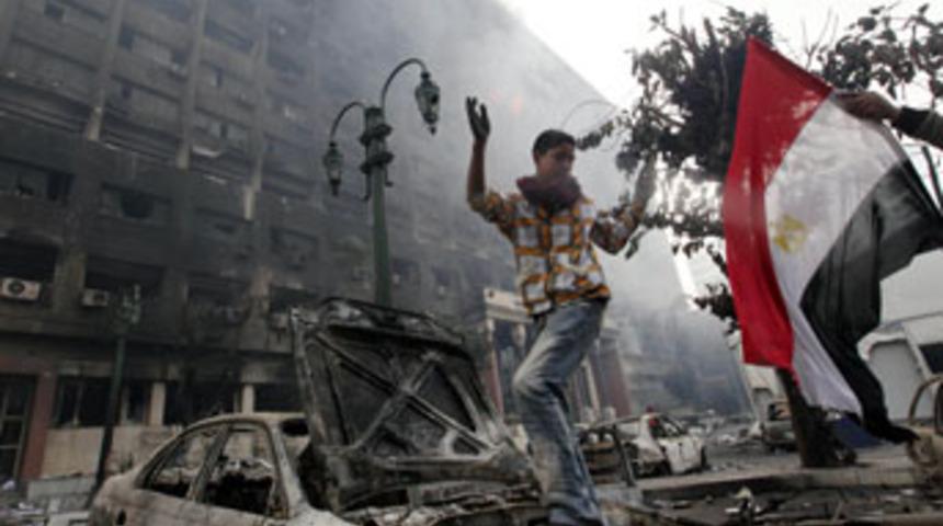 Askerler ve halk meydanda karşı karşıya