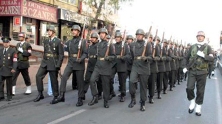 Asker Diyarbakır'da sloganlarla y&uuml;r&uuml;d&uuml;