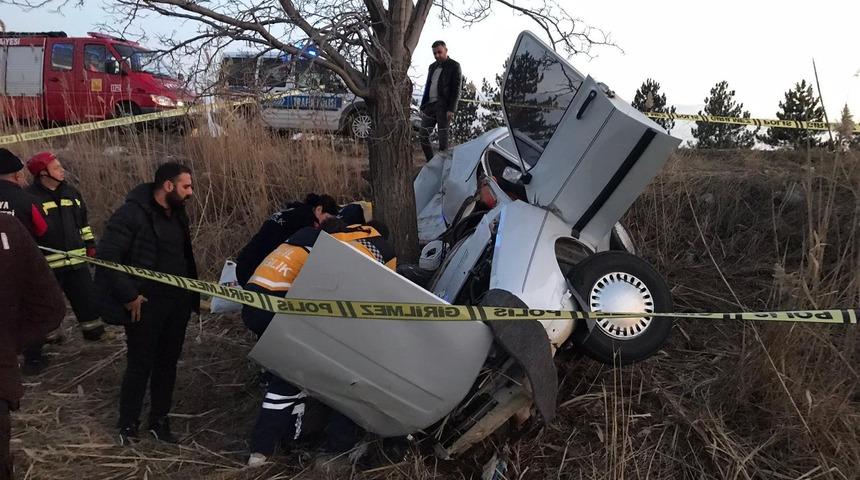 Konya'da feci kaza! Ağaca çarpan otomobildeki 3 kişi öldü, 2 kişi yaralandı