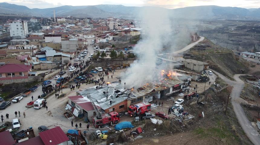 Malatya'da sanayi sitesindeki yangında 7 dükkan zarar gördü