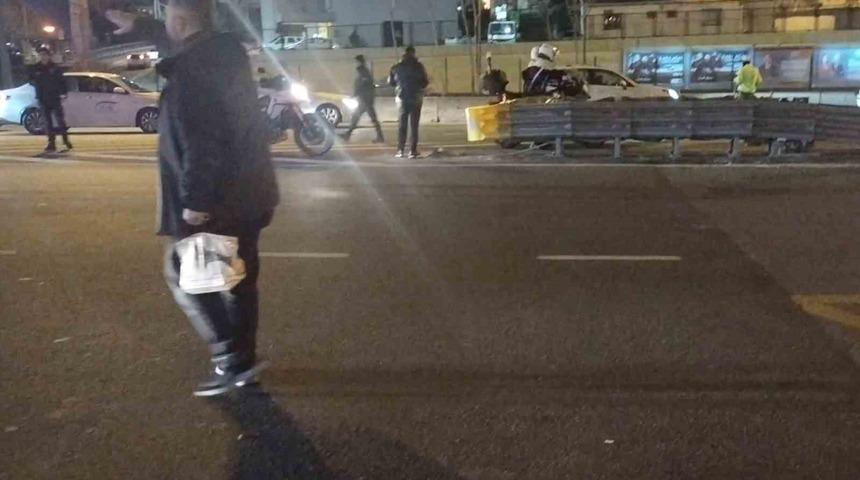 Kadıköy D100’de bir şahsa önünü kesmeye çalıştığı otomobil çarptı