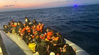 İzmir açıklarında 159 düzensiz göçmen kurtarıldı