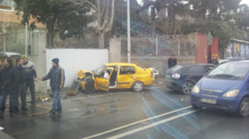 Kuru&ccedil;eşme sahil yolunda trafik kazası