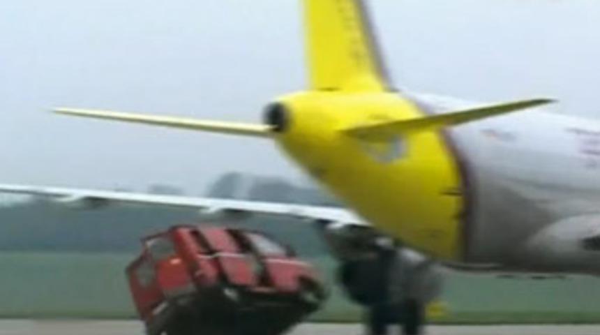 Minib&uuml;s&uuml; kağıt gibi savurdu!