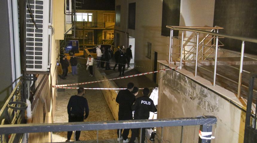 Uşak'ta bir kişi apartmanın önünde ölü bulundu