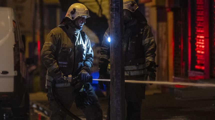 Gaziosmanpaşa'da iş yerinde çıkan yangın söndürüldü