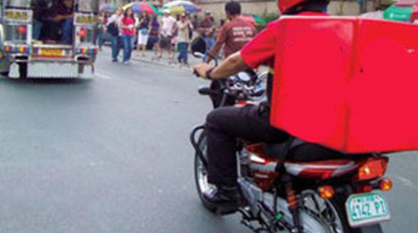 Pizza siparişi verip kuryeyi soydular