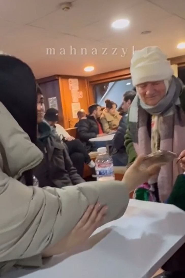 Bir turist örgü lif satan kadına 75 TL yerine 1750 TL ödedi! O anlar sosyal medyada gündem oldu... "Eskiden vatandaşımız böyle iyilik yapardı" G1