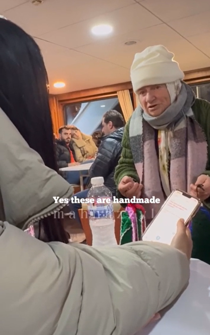 Bir turist örgü lif satan kadına 75 TL yerine 1750 TL ödedi! O anlar sosyal medyada gündem oldu... "Eskiden vatandaşımız böyle iyilik yapardı" G2