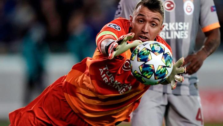 Galatasaray'ın tecrübeli file bekçisi Fernando Muslera'nın Sarı-Kırmızılılar ile olan sözleşmesi sezon sonunda sona ererken henüz yeni bir anlaşma sağlanabilmiş değil. Uruguaylı file bekçisi için birçok iddia ortaya atılırken şimdi de İtalyan kulübünün de 18470733-728xauto