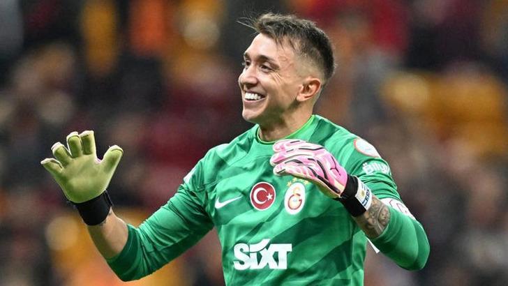 Galatasaray'ın tecrübeli file bekçisi Fernando Muslera'nın Sarı-Kırmızılılar ile olan sözleşmesi sezon sonunda sona ererken henüz yeni bir anlaşma sağlanabilmiş değil. Uruguaylı file bekçisi için birçok iddia ortaya atılırken şimdi de İtalyan kulübünün de 18470735-728xauto