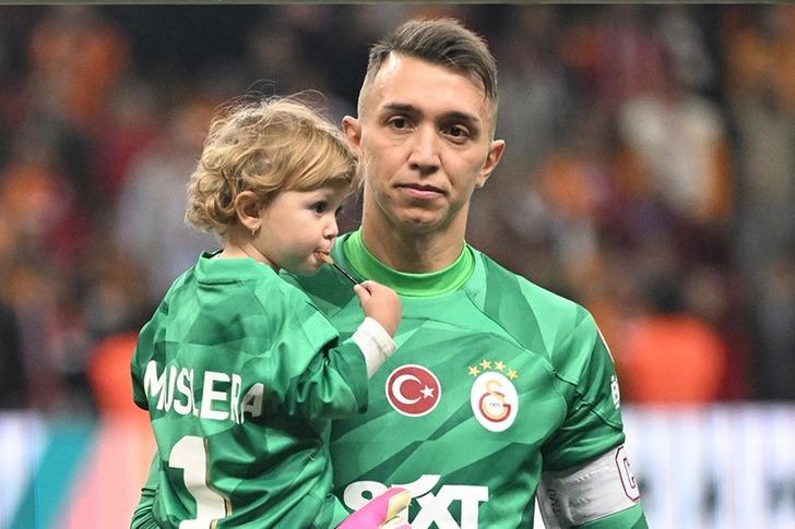 Galatasaray'ın tecrübeli file bekçisi Fernando Muslera'nın Sarı-Kırmızılılar ile olan sözleşmesi sezon sonunda sona ererken henüz yeni bir anlaşma sağlanabilmiş değil. Uruguaylı file bekçisi için birçok iddia ortaya atılırken şimdi de İtalyan kulübünün de 18470736-728xauto