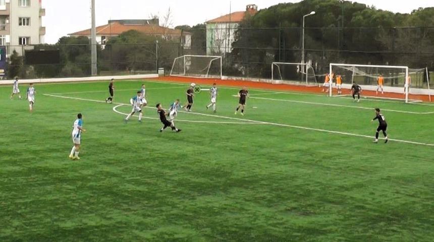 Rakibiyle çarpışan genç futbolcu bilincini kaybetti