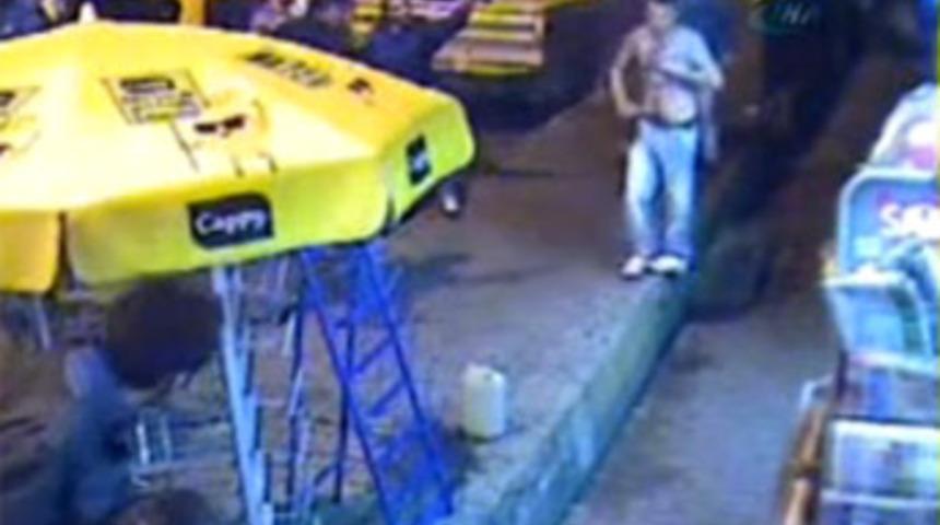 Elinde bı&ccedil;akla ter&ouml;r estirdi