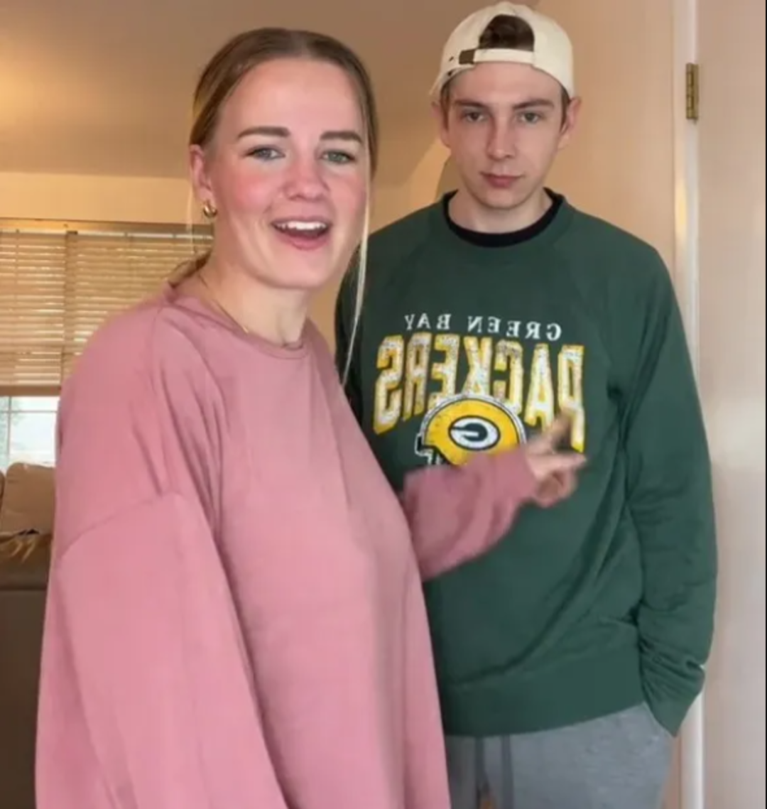 Sosyal medyada itirafı &ccedil;ok konuşuldu! Kocasının gen&ccedil; g&ouml;r&uuml;nd&uuml;ğ&uuml;n&uuml; s&ouml;yleyerek isyan etti... "Kocamı oğlum zannediyorlar"