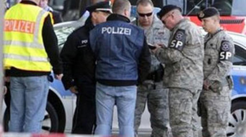 Frankfurt Havaalanı'nda silahlı saldırı:2 &ouml;l&uuml;