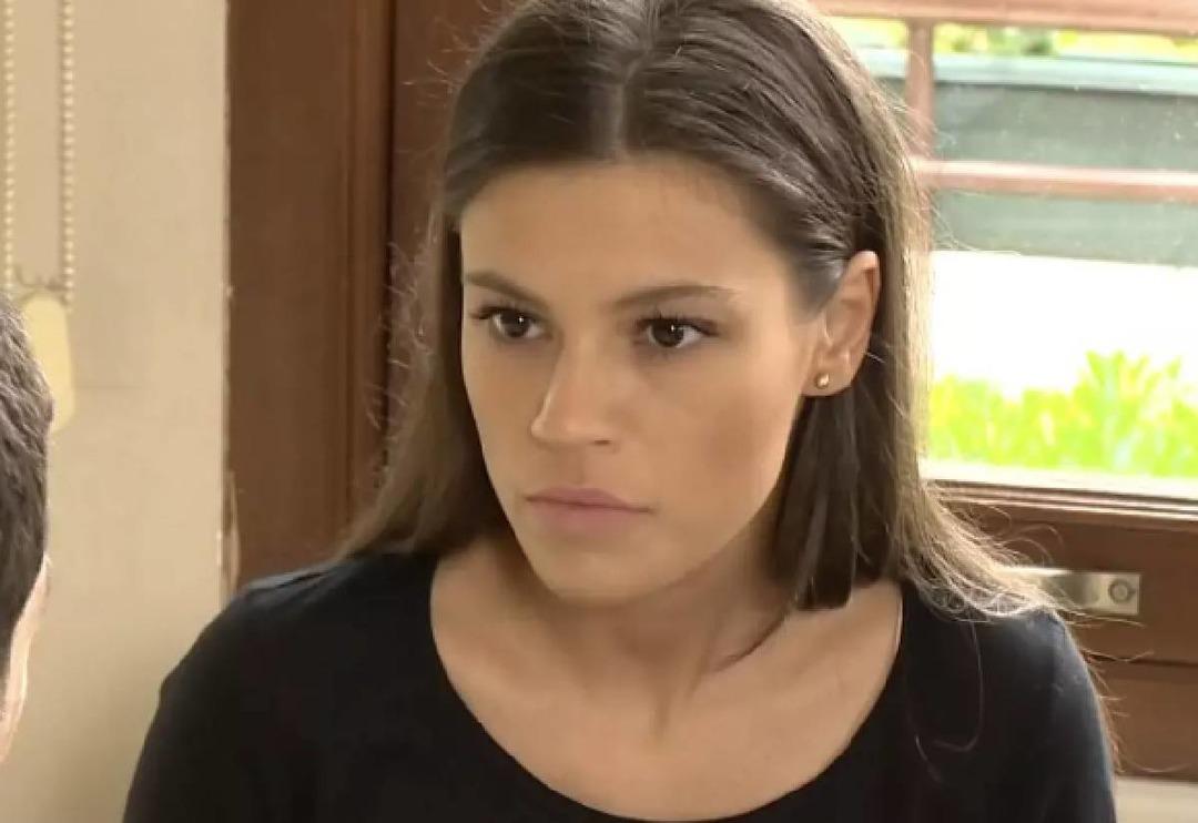 Y&uuml;sra Geyik transparan elbisesiyle davette boy g&ouml;sterdi! Bir bakan bir daha baktı