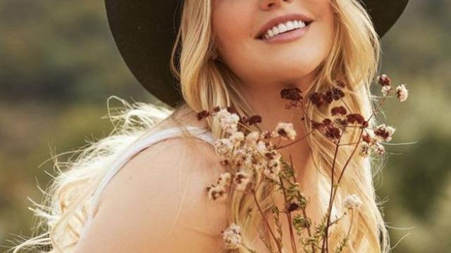 Sosyal medyada fenomeni Mia Malkova'dan ayaküstü süt banyosu! Kendisini süte buladı... Eğlenceli anlarını gösterdi