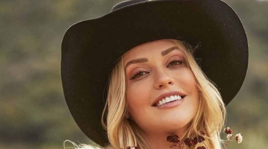 Sosyal medyada fenomeni Mia Malkova'dan ayaküstü süt banyosu! Kendisini süte buladı... Eğlenceli anlarını gösterdi