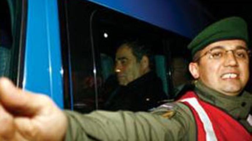 &lsquo;Meğer kağıttan kaplanmışız&rsquo;