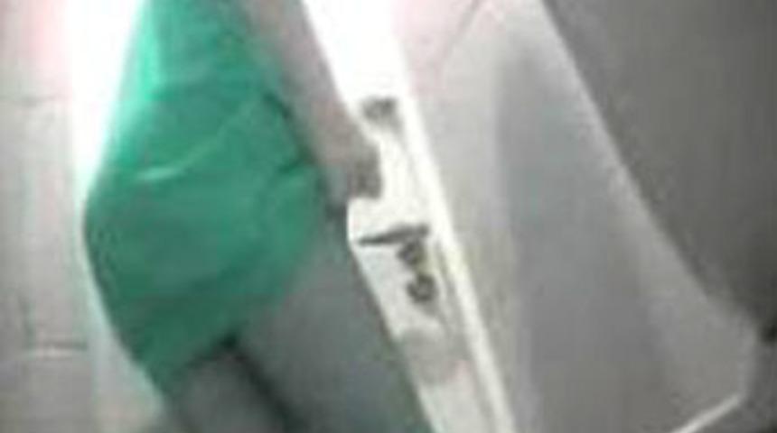 &Uuml;niversite tuvaletinde gizli kamera