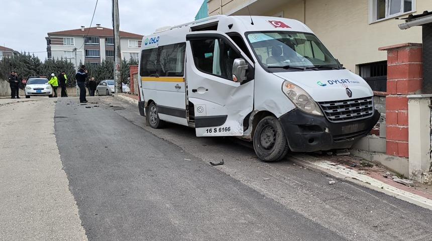 Bursa'da okul servisi ile hafif ticari aracın çarpıştığı kazada 7 kişi yaralandı