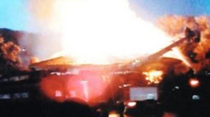 Tarihi konağı elektrik kontağı yaktı