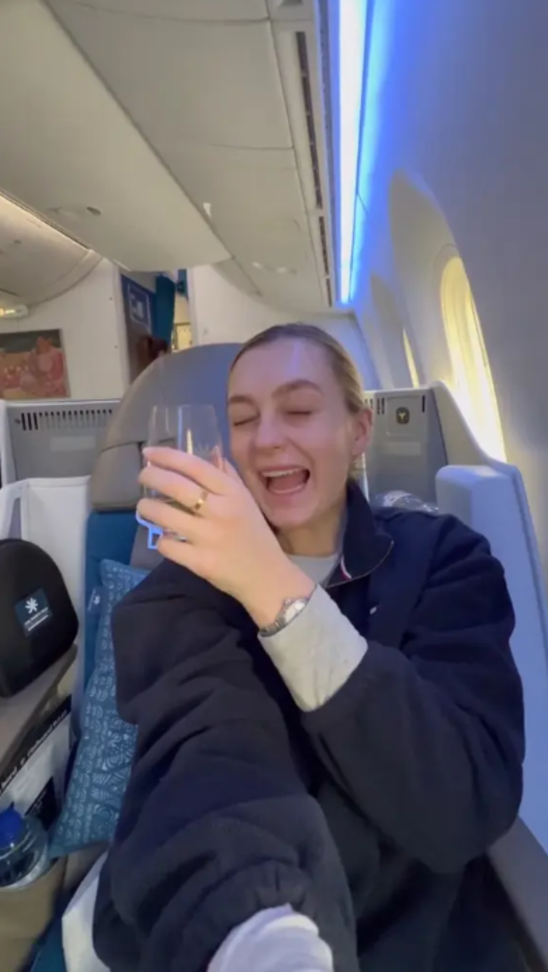 Sosyal medyayı ikiye b&ouml;len tartışma! "Business sınıfında u&ccedil;abilmek i&ccedil;in bebeğimi ekonomi sınıfında bıraktım" dedi... Tepkiler &ccedil;ığ gibi b&uuml;y&uuml;d&uuml;