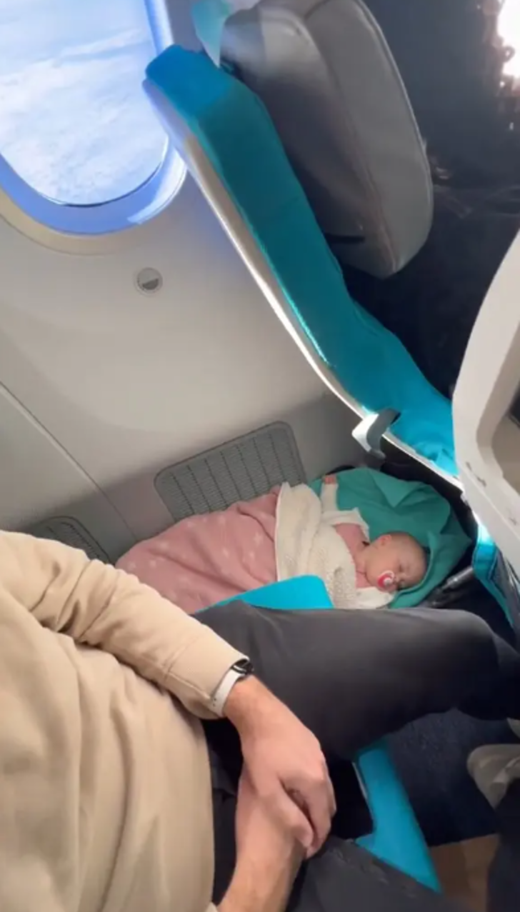 Sosyal medyayı ikiye bölen tartışma! "Business sınıfında uçabilmek için bebeğimi ekonomi sınıfında bıraktım" dedi... Tepkiler çığ gibi büyüdü G2