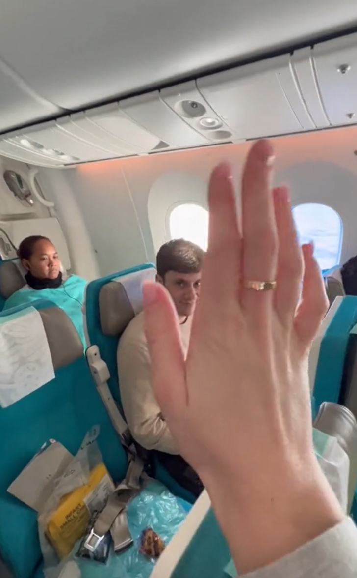 Sosyal medyayı ikiye bölen tartışma! "Business sınıfında uçabilmek için bebeğimi ekonomi sınıfında bıraktım" dedi... Tepkiler çığ gibi büyüdü G4