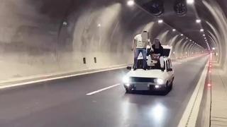 Hareket halindeki aracın üzerine çıkıp poz verdiler! Yetmedi ellerini içkiyle yıkadılar... Sosyal medyadan görüntülerini paylaşan gençlere gözaltı