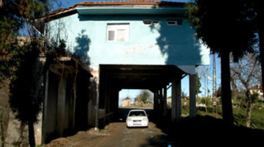 'Evin altından yol ge&ccedil;er mi' demeyin!