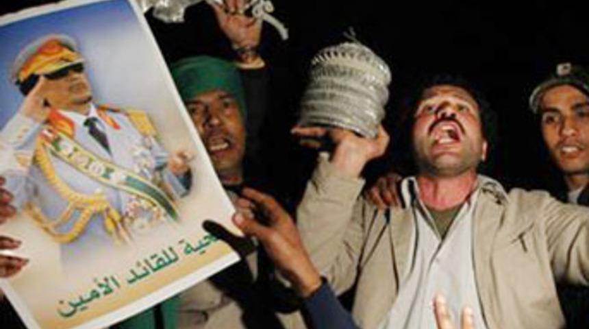 Kaddafi sivilleri canlı kalkan yapıyor