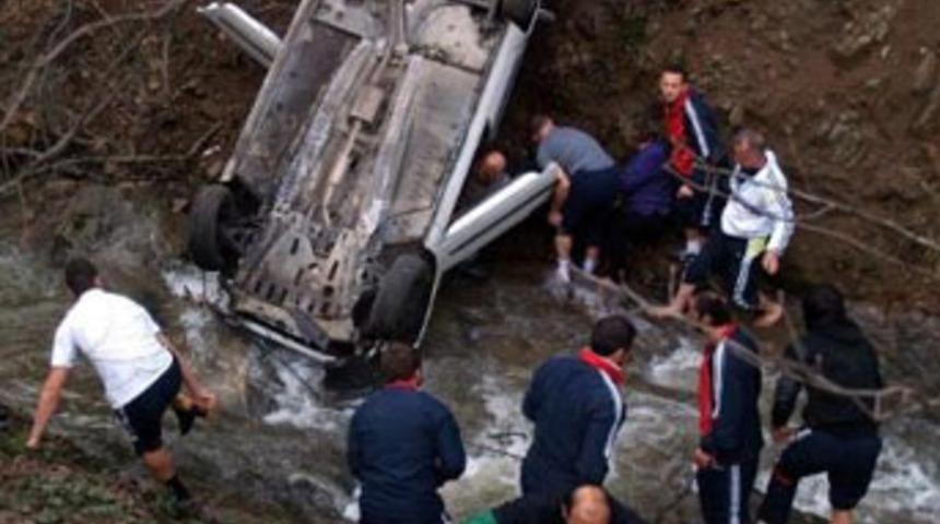 İmdatlarına futbolcular koştu