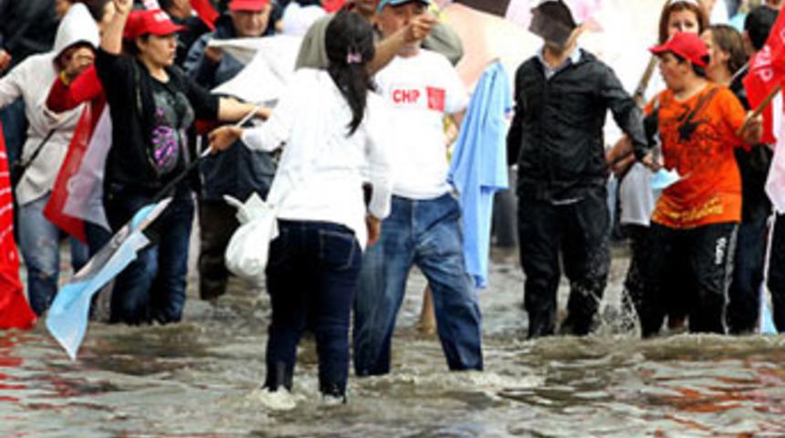 CHP'liler yağmur dinlemedi