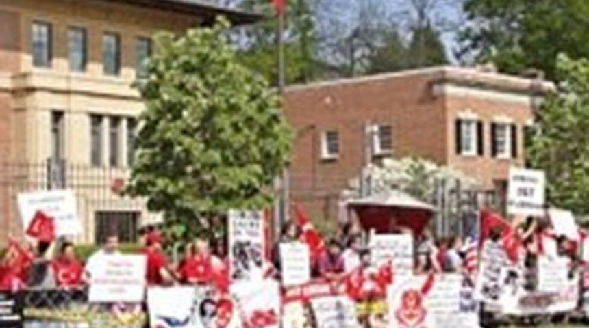 2 gün nöbet tutup kaldırımı kaptırmadılar