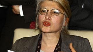 Hayretler içinde izliyorum