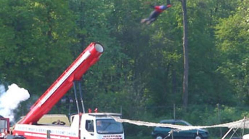 Dublör yüzlerce kişinin gözleri önünde öldü