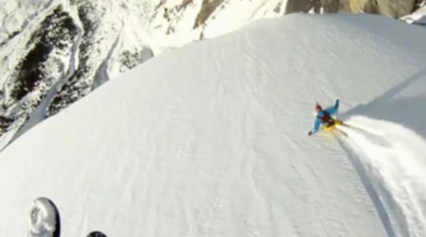 Düşen çığ üzerinden nefes kesen atlayış